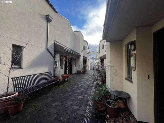 2611 Nw UPSHUR St 207, Portland, OR 97210