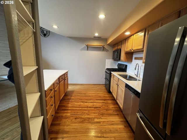 2611 Nw UPSHUR St 207, Portland, OR 97210