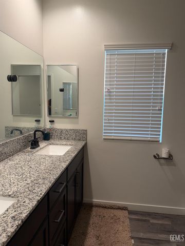 7500 Bristol Spring Avenue, Bakersfield, CA 93313