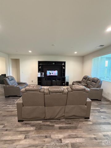 7500 Bristol Spring Avenue, Bakersfield, CA 93313