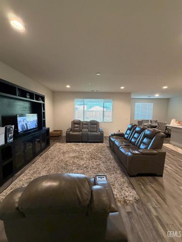 7500 Bristol Spring Avenue, Bakersfield, CA 93313