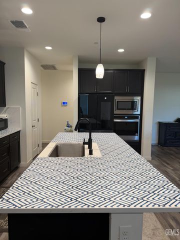 7500 Bristol Spring Avenue, Bakersfield, CA 93313