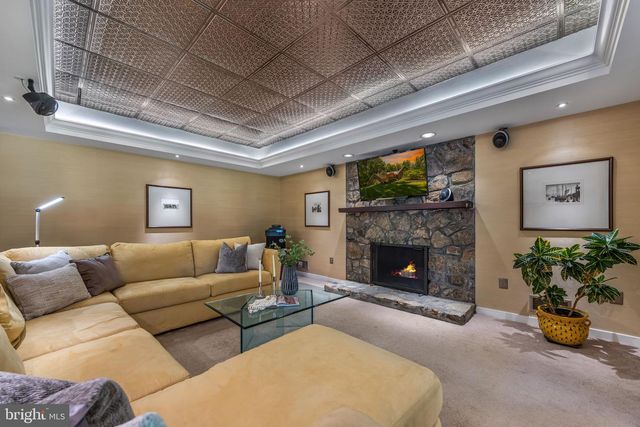 10120 WALKER LAKE DR, Great Falls, VA 22066