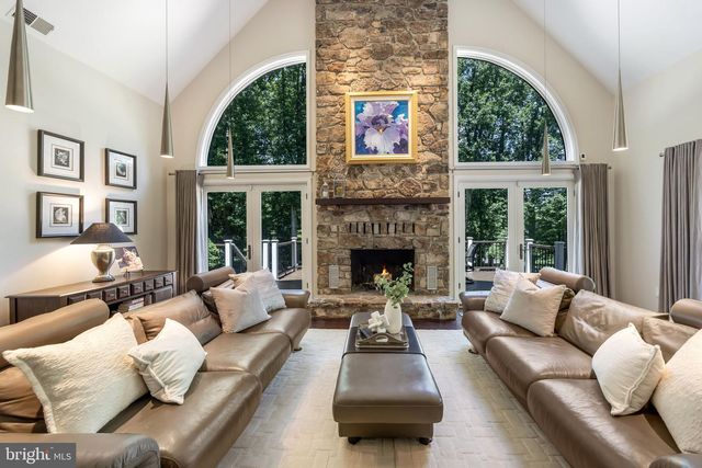 10120 WALKER LAKE DR, Great Falls, VA 22066