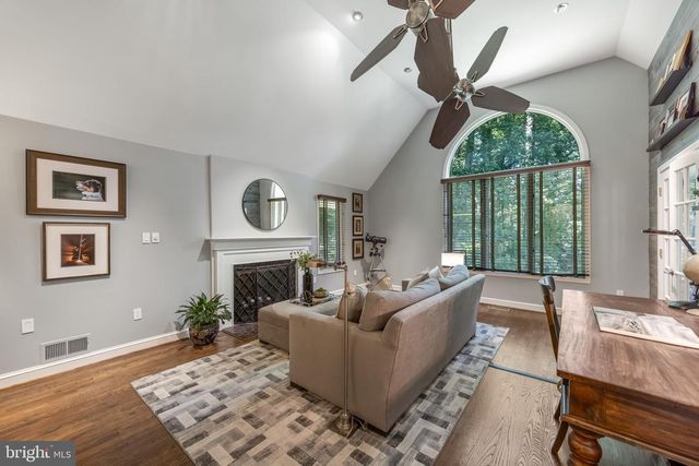 10120 WALKER LAKE DR, Great Falls, VA 22066