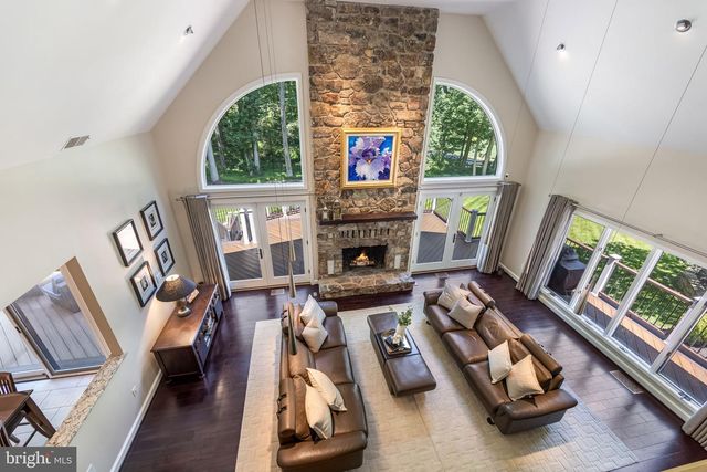 10120 WALKER LAKE DR, Great Falls, VA 22066