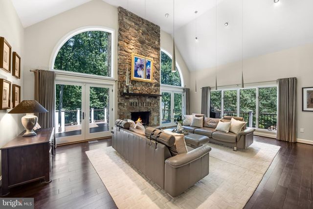10120 WALKER LAKE DR, Great Falls, VA 22066