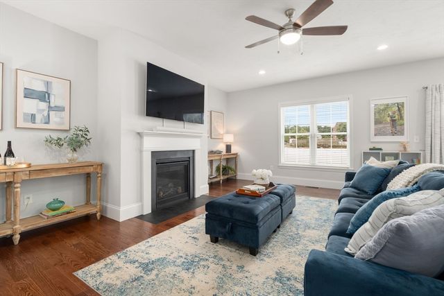 1 Sumner St 7, Norfolk, MA 02056