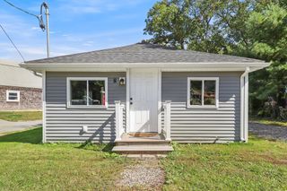 8 10th Ave, Halifax, MA 02338