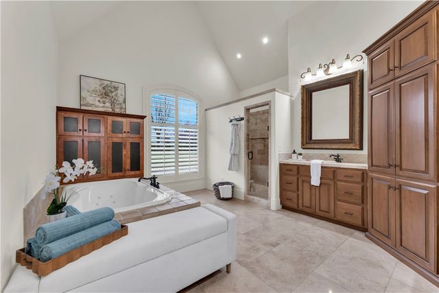 10333 Falcon Crest Drive, Lowell, AR 72745