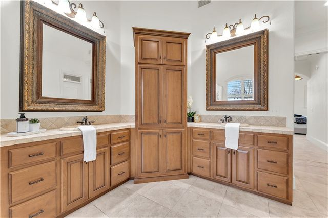 10333 Falcon Crest Drive, Lowell, AR 72745