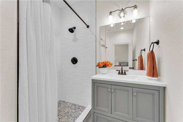 10333 Falcon Crest Drive, Lowell, AR 72745