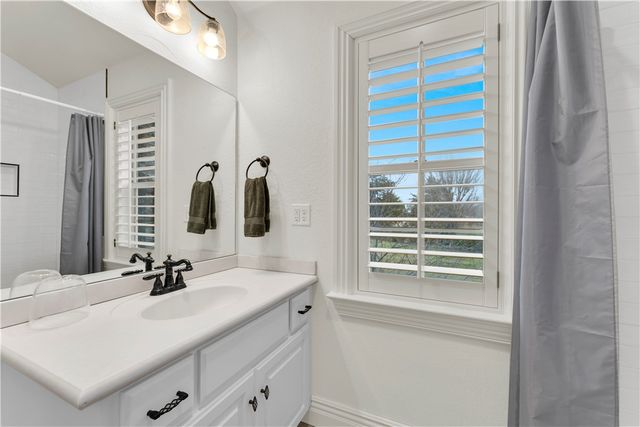 10333 Falcon Crest Drive, Lowell, AR 72745