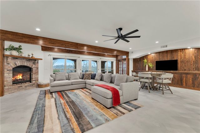 10333 Falcon Crest Drive, Lowell, AR 72745