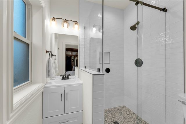 10333 Falcon Crest Drive, Lowell, AR 72745