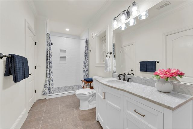 10333 Falcon Crest Drive, Lowell, AR 72745