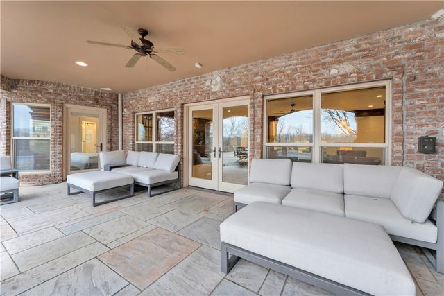 10333 Falcon Crest Drive, Lowell, AR 72745