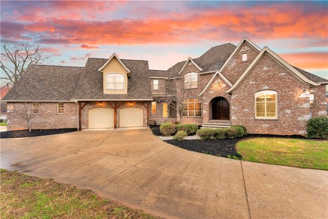 10333 Falcon Crest Drive, Lowell, AR 72745