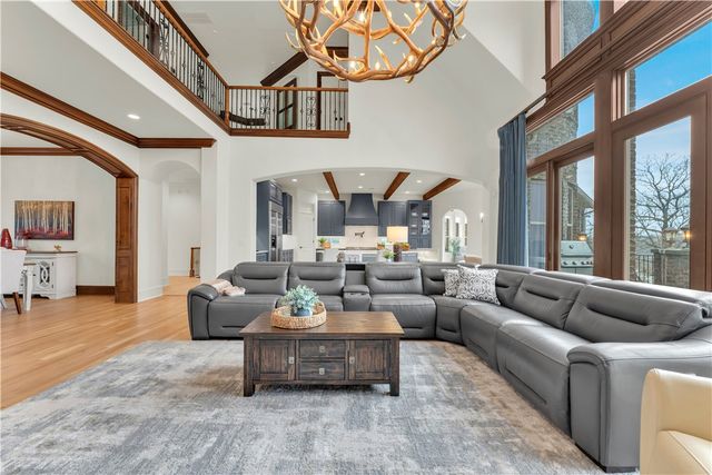 10333 Falcon Crest Drive, Lowell, AR 72745