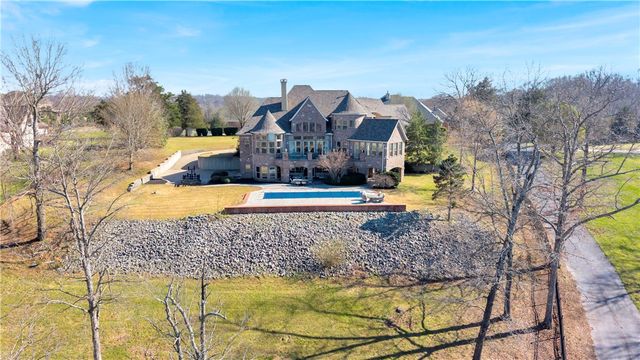 10333 Falcon Crest Drive, Lowell, AR 72745