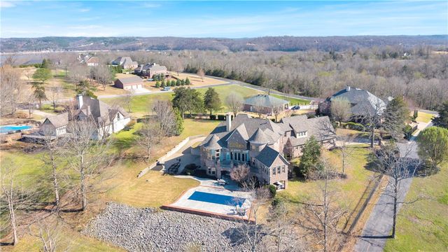 10333 Falcon Crest Drive, Lowell, AR 72745