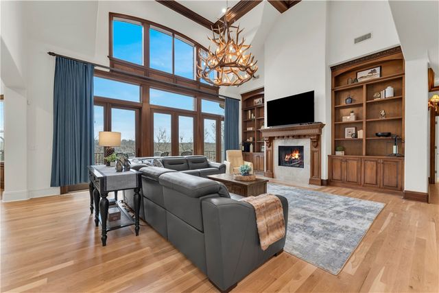 10333 Falcon Crest Drive, Lowell, AR 72745