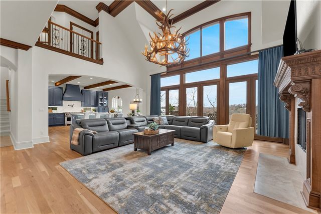 10333 Falcon Crest Drive, Lowell, AR 72745