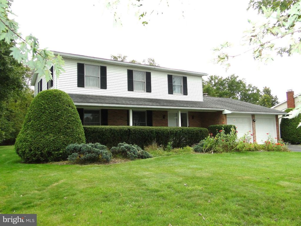 8 CLOVER LN, QUAKERTOWN, PA 18951 — exterior