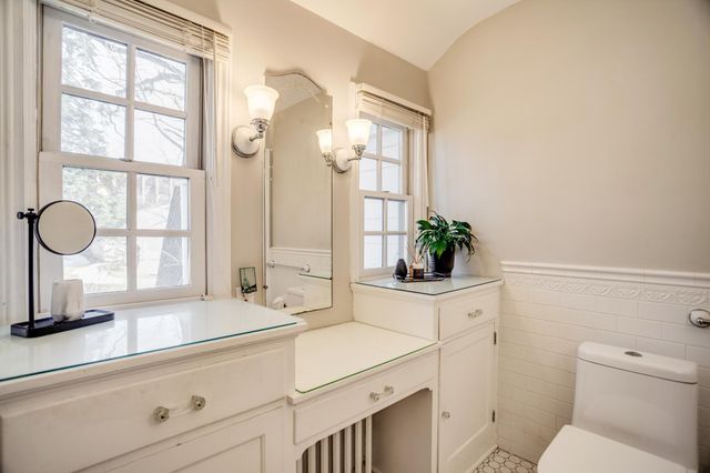 1949 E River Terrace, Minneapolis, MN 55414