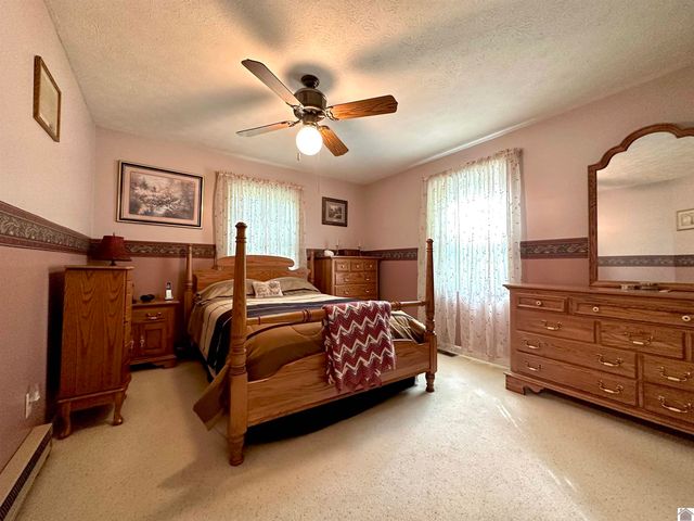 88 S Lakeshore Drive, Cadiz, KY 42211