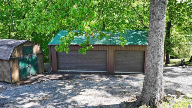 88 S Lakeshore Drive, Cadiz, KY 42211