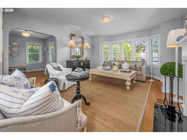 2798 Sw OLD ORCHARD Rd, Portland, OR 97201