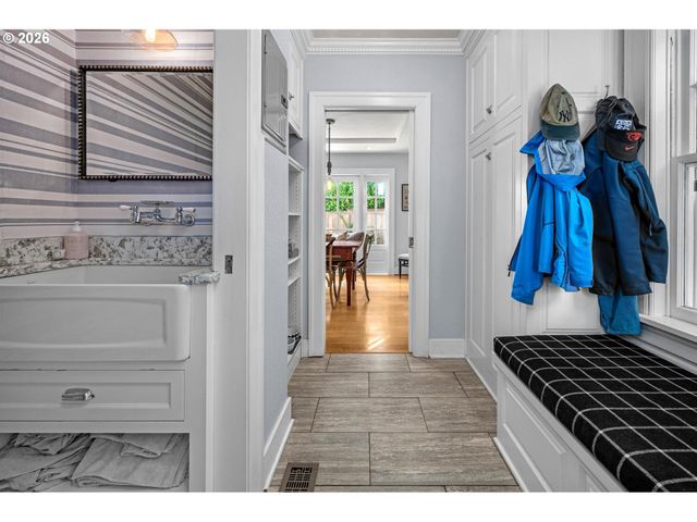 2798 Sw OLD ORCHARD Rd, Portland, OR 97201