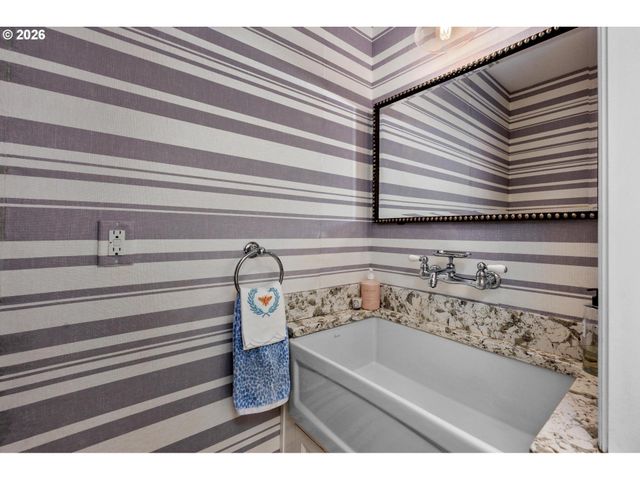 2798 Sw OLD ORCHARD Rd, Portland, OR 97201