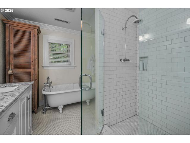 2798 Sw OLD ORCHARD Rd, Portland, OR 97201