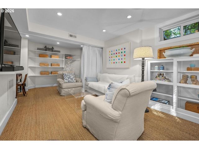 2798 Sw OLD ORCHARD Rd, Portland, OR 97201