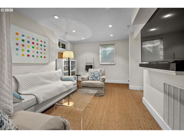 2798 Sw OLD ORCHARD Rd, Portland, OR 97201