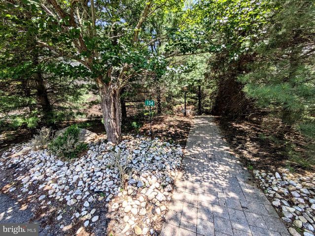 134 LONGVIEW DR, Lake Harmony, PA 18624
