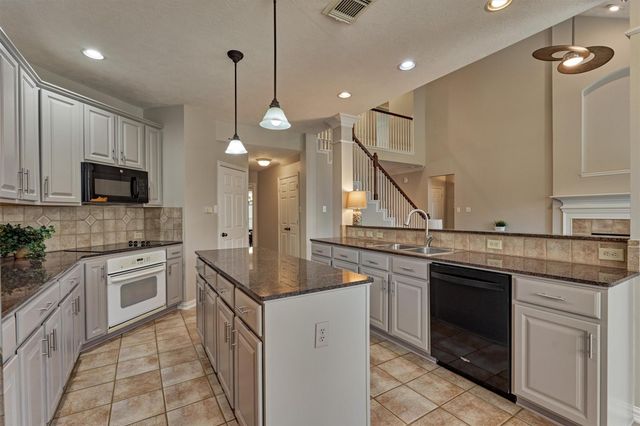 7 Vincent Court, The Woodlands, TX 77382