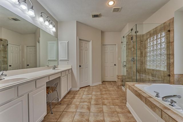 7 Vincent Court, The Woodlands, TX 77382