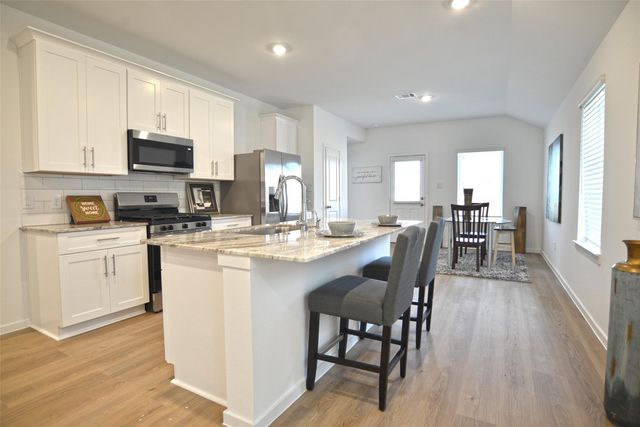 4122 Bronco Station Lane, League City, TX 77511
