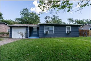 1011 Linden St, La Marque, TX 77568