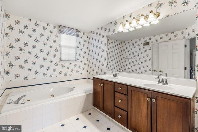 203 N SILVER FOX DR, Glen Mills, PA 19342