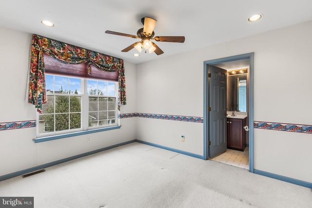 203 N SILVER FOX DR, Glen Mills, PA 19342