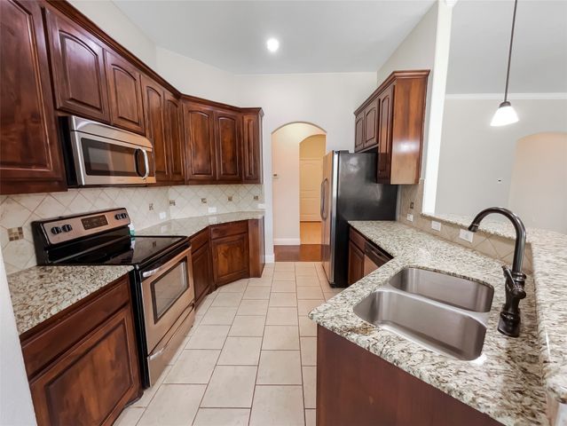 125 Hickory Creek Drive, Red Oak, TX 75154