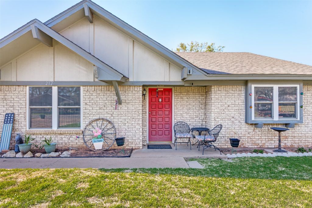 212 Casas Del Sur Street, Granbury, TX 76049