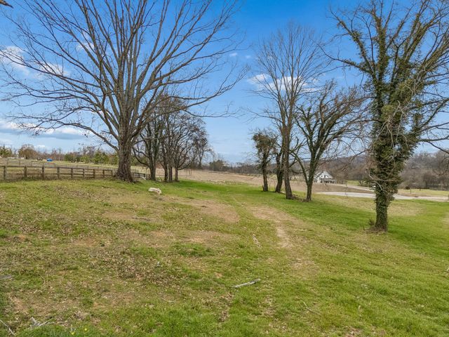 105 Heirloom Ln, Columbia, TN 38401