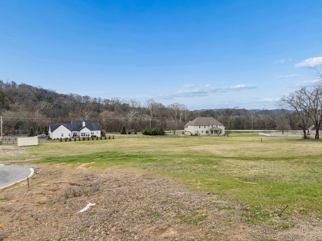 105 Heirloom Ln, Columbia, TN 38401