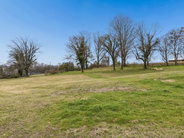 105 Heirloom Ln, Columbia, TN 38401