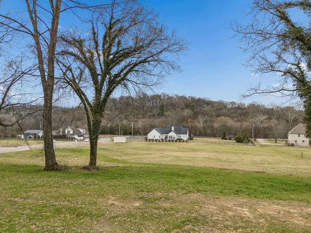 105 Heirloom Ln, Columbia, TN 38401